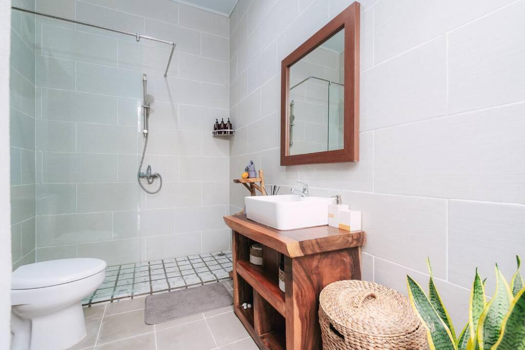 Villa Chintana - 9 Min To Beach, Peaceful With Tropical Vibe